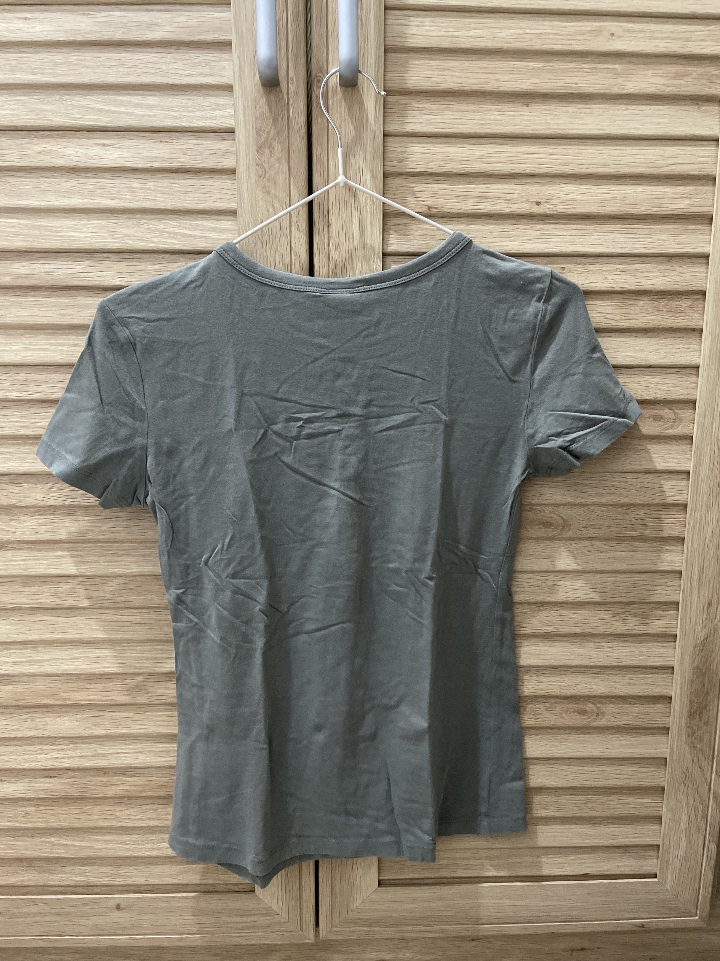 S-M H&M Basics T-Shirt Fitted (Category: Shirts) located in Bacoor. Submitted by poshvault (Listing ID 1442290378, Image 3). Description: -S-M -H&M.