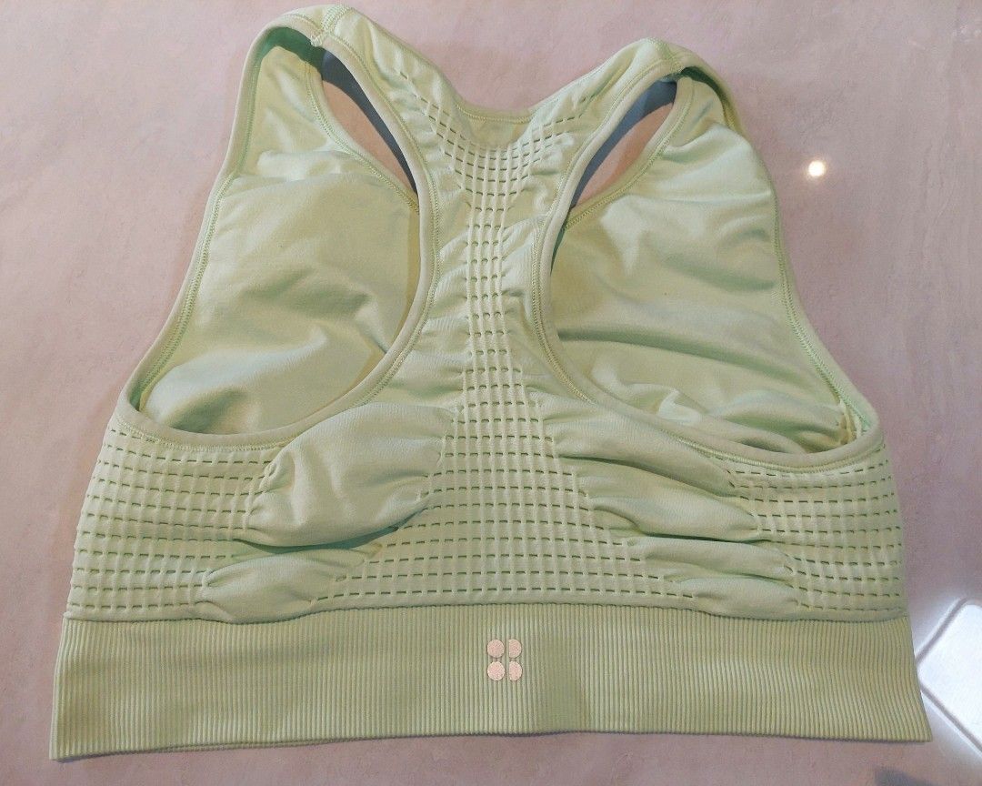 Sports Bra Mint Green (Category: Activewear) located in Rizal. Submitted by stobelly (Listing ID 1442169594, Image 2). Description: preloved fits medium frame.