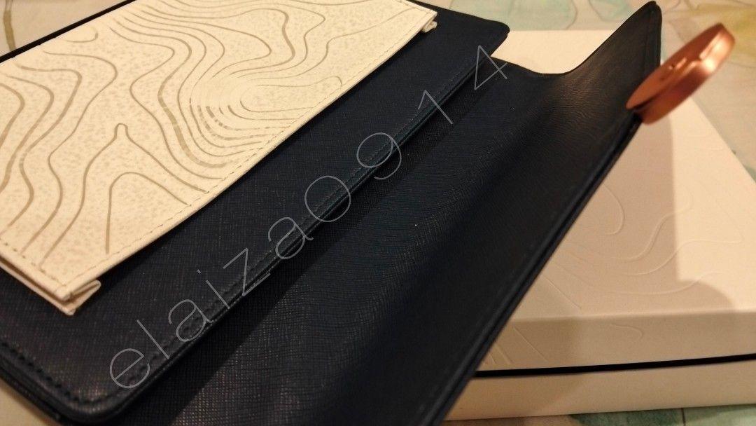 Starbucks Official Navy Blue & White Contour Map Pouch (Category: Belt bags, Clutches and Pouches) located in Taytay. Submitted by el91za (Listing ID 1442331160, Image 2). Description: Never been used - Starbucks Navy Blue & White Envelope Pouch - Secure magnet closure - Comes with its original box Location: Taytay, Rizal.