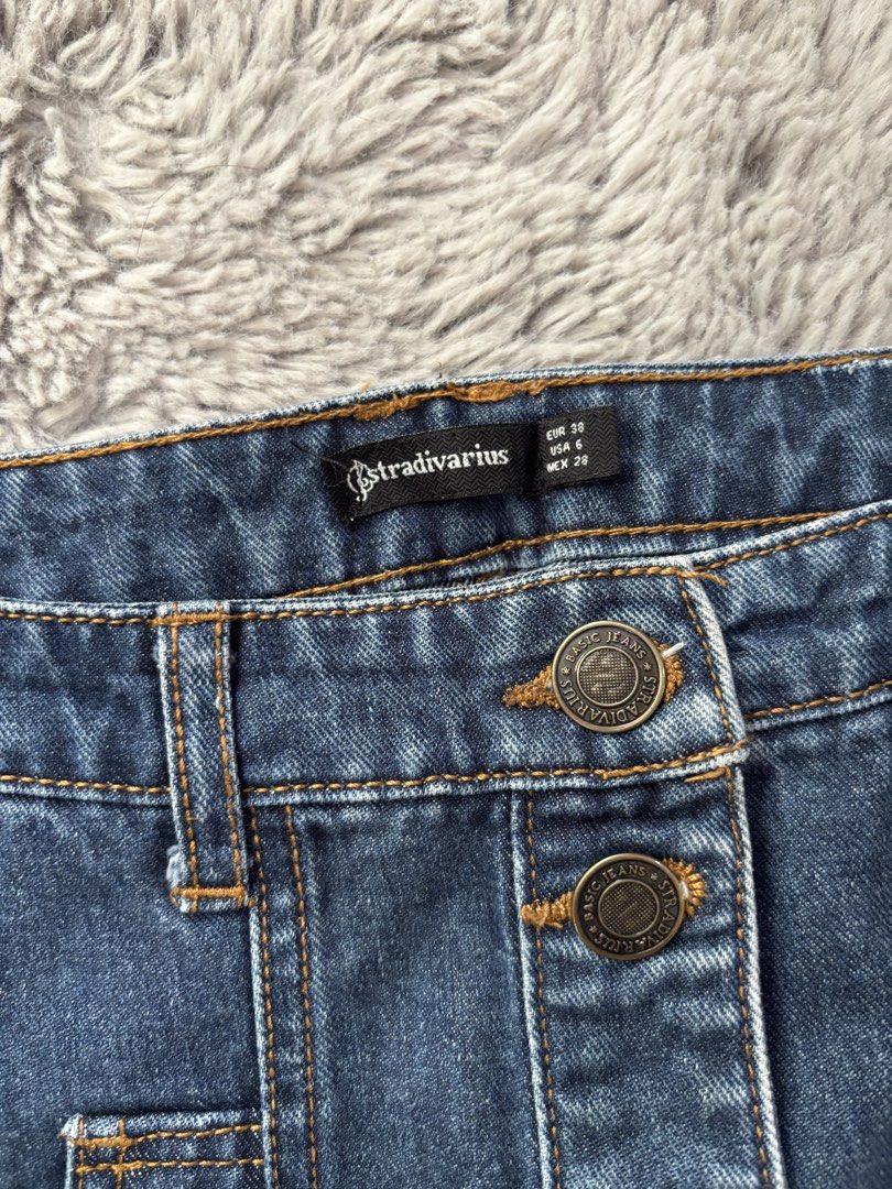 Stradivarius Blue Denim Button-Front A-Line Mini Skirt (Category: Skirts) located in Cavite. Submitted by erichztan (Listing ID 1442232981, Image 2). Description: -Waist: 26-27 - Stradivarius blue denim mini skirt.