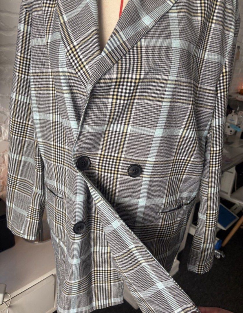 Stradivarius Plaid Double-Breasted Blazer XS (Category: Coats, Jackets and Outerwear) located in Pasay City. Submitted by em_declutters (Listing ID 1442191279, Image 2). Description: Used 2 times only.