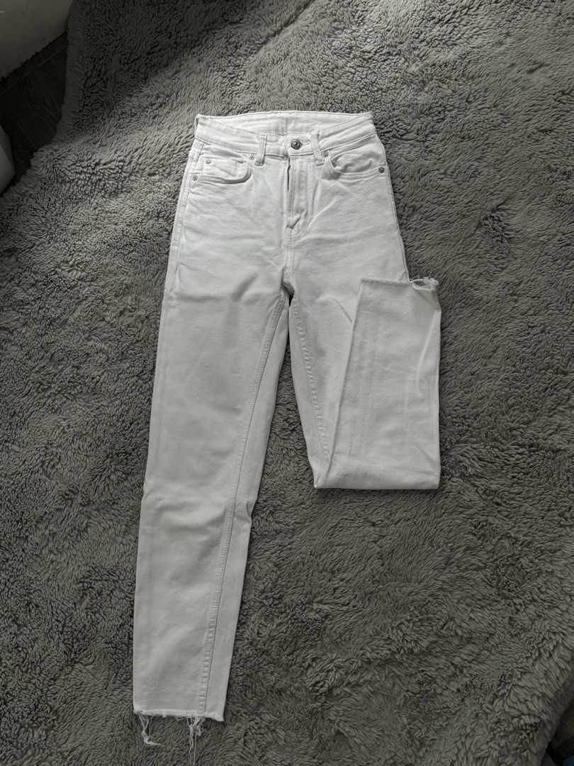 Stradivarius White High-Waisted Raw Hem Jeans (Category: Jeans) located in Cavite. Submitted by erichztan (Listing ID 1442225062, Image 2). Description: -Waist: 24 -Worn once - White high-waisted jeans - skinny jeans - Raw hem detail .