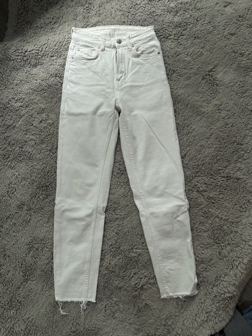 Stradivarius White High-Waisted Raw Hem Jeans (Category: Jeans) located in Cavite. Submitted by erichztan (Listing ID 1442225062, Image 3). Description: -Waist: 24 -Worn once - White high-waisted jeans - skinny jeans - Raw hem detail .