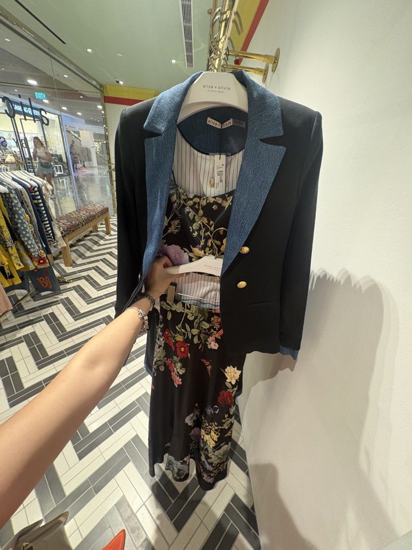 Styling & Declutter (Category: Dresses) located in Singapore. Submitted by dycrowned (Listing ID 1303775444, Image 3). Description: Style with your existing wardrobe and declutter them at the same time! Styling service includes reorganizing your wardrobe $50/hr.