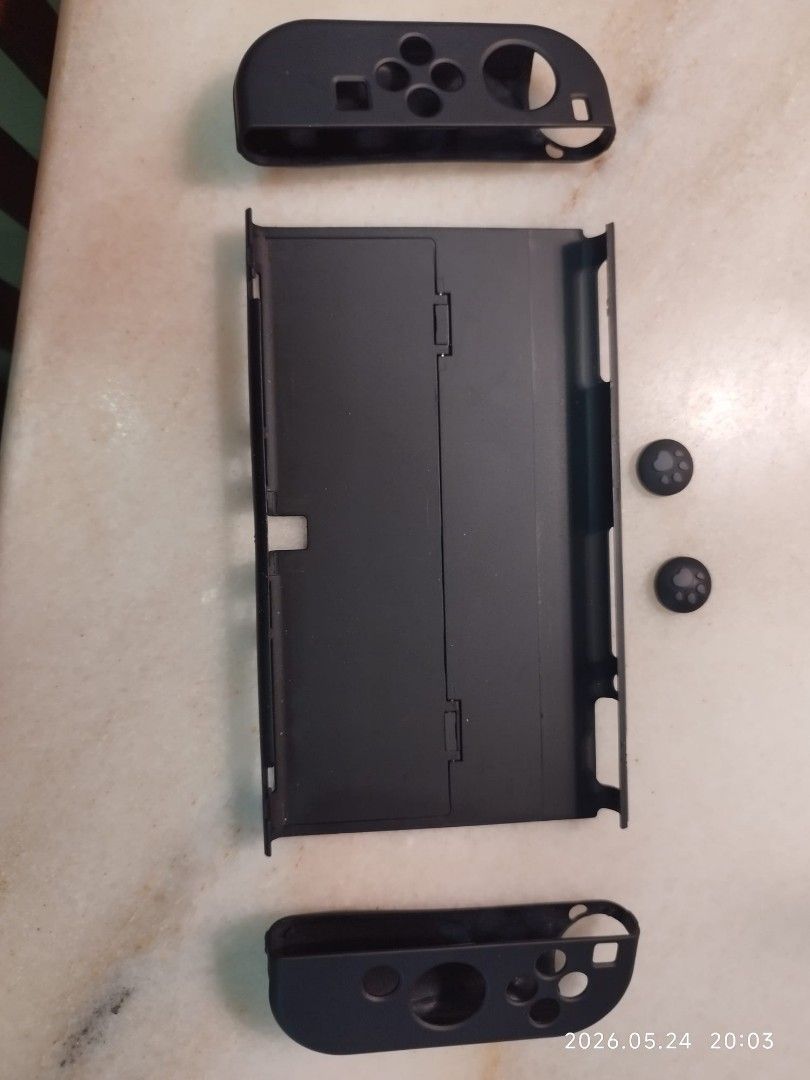 Switch accessory (Category: Cases & Covers) located in Singapore. Submitted by dayng (Listing ID 1442311439, Image 1). Description: Good condition All for $8.