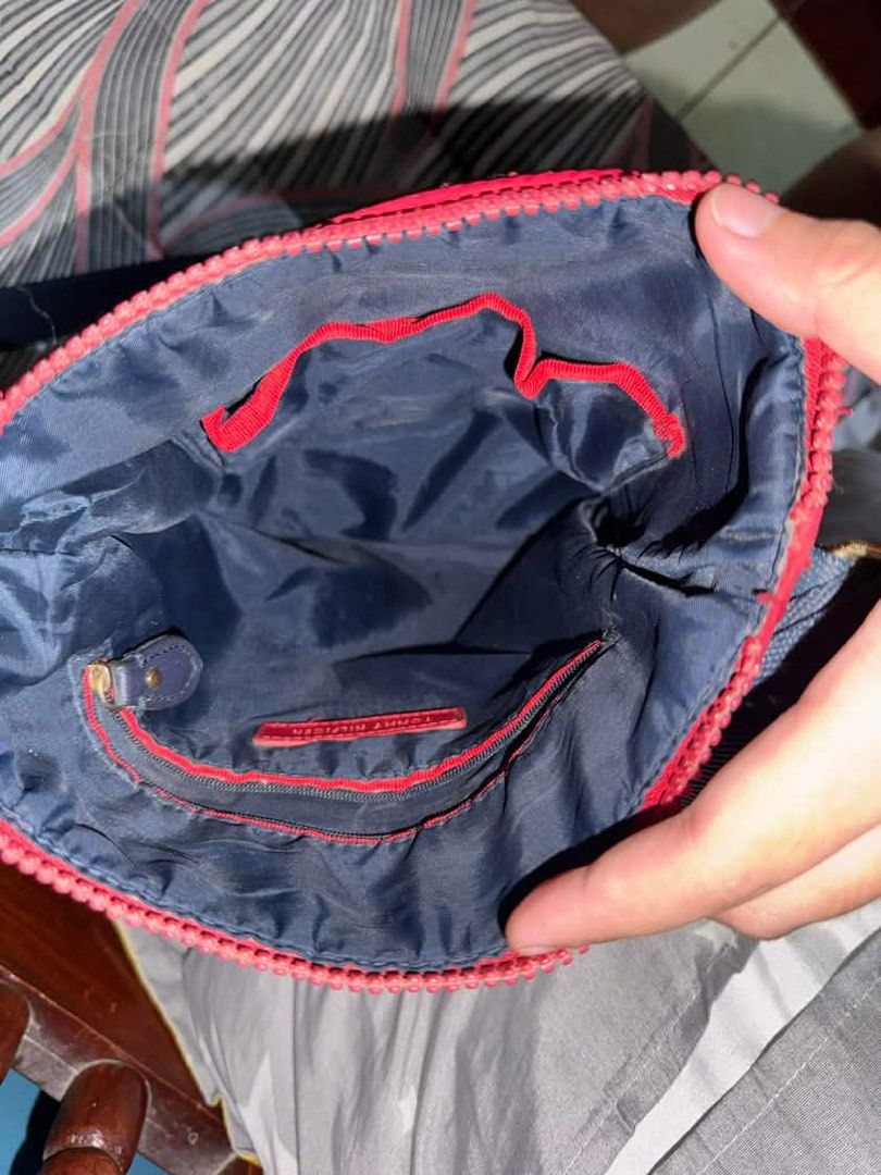 Tommy Hilfiger Crossbody Bag (Category: Cross-body Bags) located in Makati City. Submitted by rewear_ (Listing ID 1442294639, Image 3). Description: .