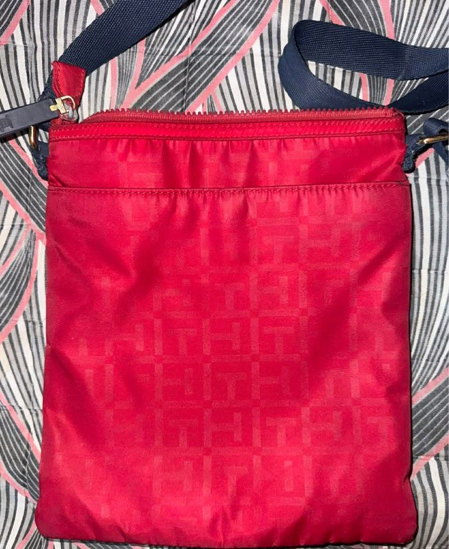 Tommy Hilfiger Crossbody Bag (Category: Cross-body Bags) located in Makati City. Submitted by rewear_ (Listing ID 1442294639, Image 2). Description: .