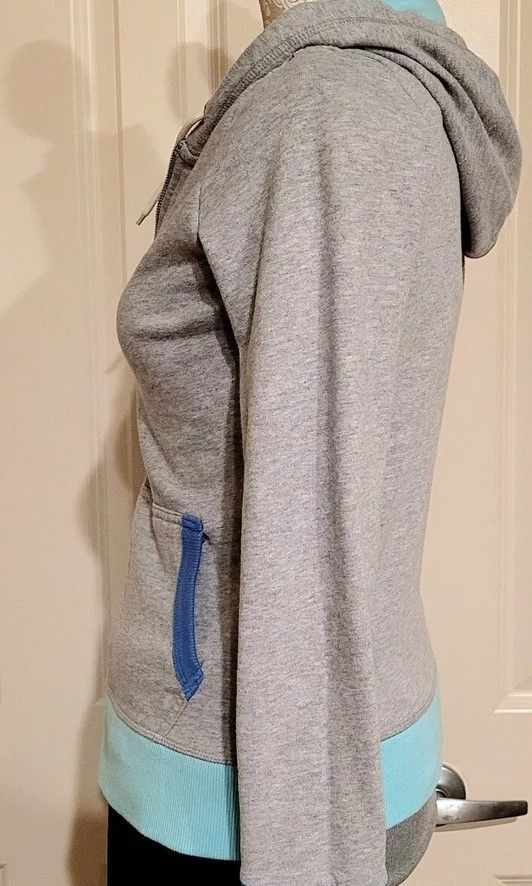 Tommy Hilfiger Jacket for Women (Category: Coats, Jackets and Outerwear) located in General Santos City (Dadiangas). Submitted by beewise_zb (Listing ID 1442315314, Image 2). Description: Tommy Hilfiger for women thrifted jacket Size: Small-Medium First time selling here, you can message me for inquiries and details of this item photo not mine..