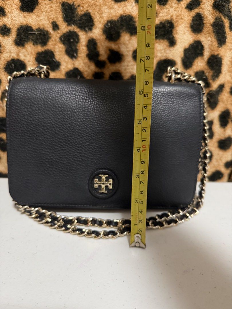 Tory Burch Robinson Leather Crossbody Bag (Category: Luxury Bags & Wallets) located in Pasig City. Submitted by armoire_deluxe (Listing ID 1442234883, Image 3). Description: Pre💕 item. In good condition..