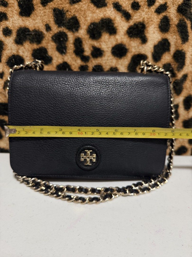 Tory Burch Robinson Leather Crossbody Bag (Category: Luxury Bags & Wallets) located in Pasig City. Submitted by armoire_deluxe (Listing ID 1442234883, Image 2). Description: Pre💕 item. In good condition..