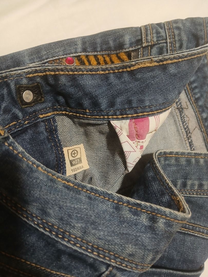 (SOLD 4REACH ONLY!!)Tough Jeansmith Y2k Jeans (Category: Jeans) located in Quezon City. Submitted by unitednations (Listing ID 1442338032, Image 3). Description: Y2K JEANS -TOUGH JEANSMITH W patterned pockets (=^ェ^=) Price: 350 php Honest condition: 9/10 (needs wash) 30 inch approximate waist size (M) Willing to send additional pictures and answering further questions if your interested! 🫶 Can ship via J&T (main) can do COD - ONLY IF LALAMOVE an