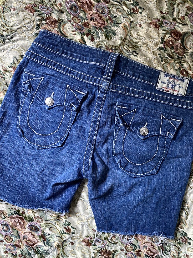 True Religion Y2k Low Rise Denim Capri Shorts (Category: Shorts) located in Dinalupihan. Submitted by chwy_mad (Listing ID 1442189838, Image 1). Description: - Waist: 31 cm, Length: 15 inches - Pockets: Two back pockets with signature True Religion stitching - See photos for flaws! .