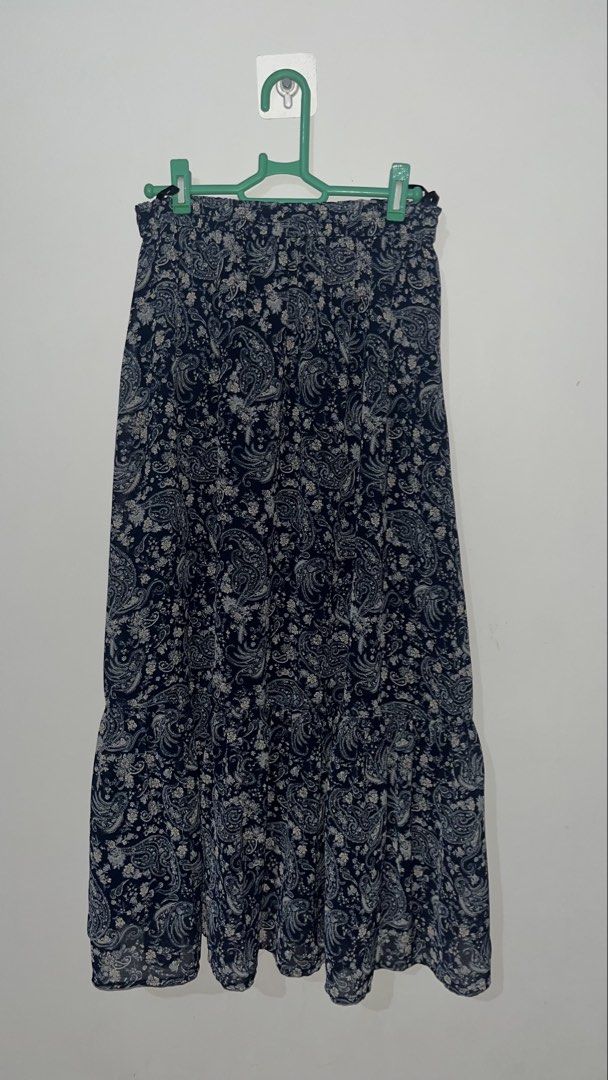 UNIQLO Navy Floral Midi Skirt (Category: Skirts) located in Angeles City. Submitted by yjhlovr (Listing ID 1442295899, Image 1). Description: - Navy blue midi skirt - White paisley and floral print - Comfortable elasticated waistband - Flowy hemline - Lightweight fabric, ideal for warm weather - Versatile for dressing up or down.