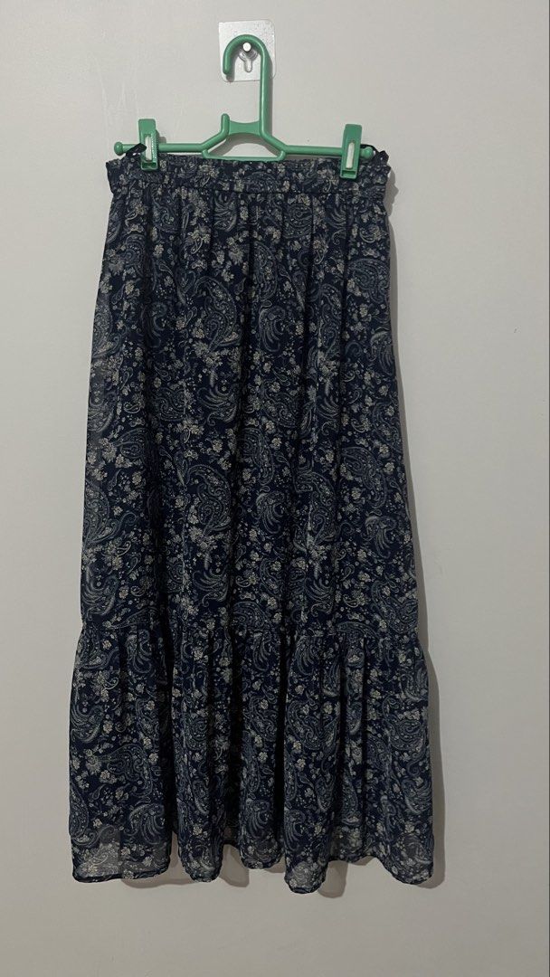 UNIQLO Navy Floral Midi Skirt (Category: Skirts) located in Angeles City. Submitted by yjhlovr (Listing ID 1442295899, Image 2). Description: - Navy blue midi skirt - White paisley and floral print - Comfortable elasticated waistband - Flowy hemline - Lightweight fabric, ideal for warm weather - Versatile for dressing up or down.