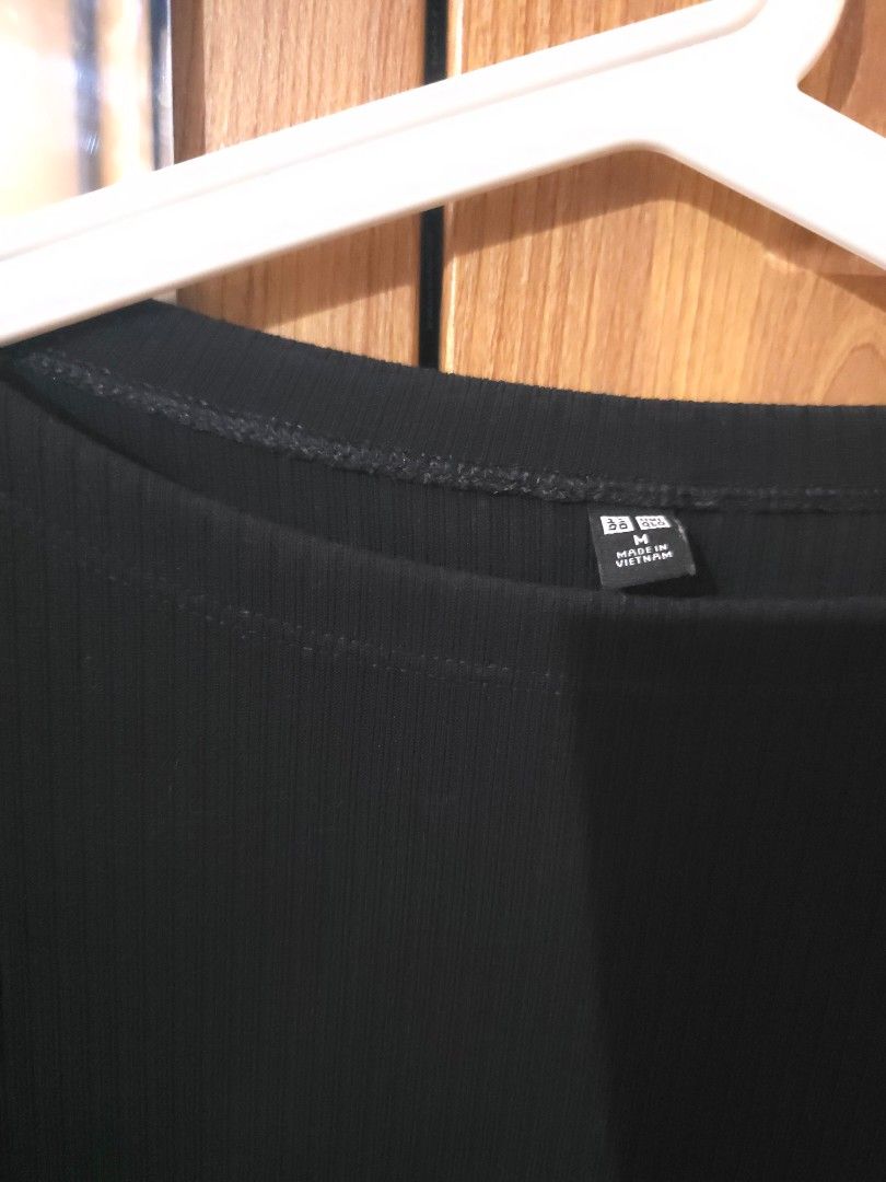 Uniqlo Ribbed short sleeve - Black (Category: Shirts) located in Boac. Submitted by maeleynes (Listing ID 1442165937, Image 3). Description: - Uniqlo basic black t-shirt - Ribbed texture all over - Short sleeves - Crew neck - Simple and versatile - Great for layering or wearing on its own - Easy to match with any outfit.