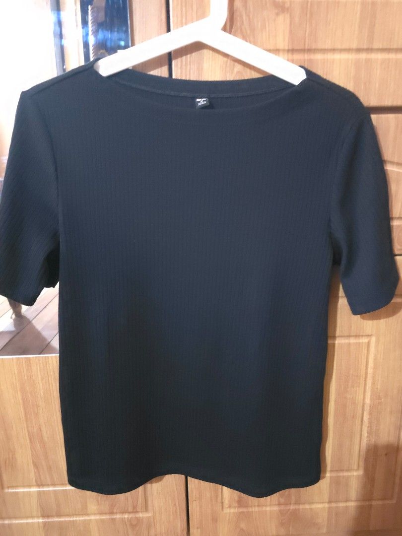 Uniqlo Ribbed short sleeve - Black (Category: Shirts) located in Boac. Submitted by maeleynes (Listing ID 1442165937, Image 2). Description: - Uniqlo basic black t-shirt - Ribbed texture all over - Short sleeves - Crew neck - Simple and versatile - Great for layering or wearing on its own - Easy to match with any outfit.