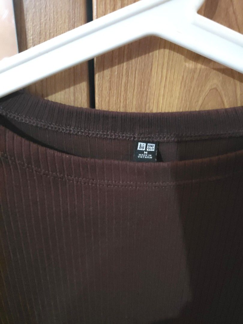Uniqlo Ribbed short sleeve - Brown (Category: Shirts) located in Boac. Submitted by maeleynes (Listing ID 1442166037, Image 2). Description: - Uniqlo basic brown ribbed t-shirt - Short sleeves - Crew neck - Comfortable and versatile - Perfect for layering or wearing solo - Easily pairs with any bottoms.