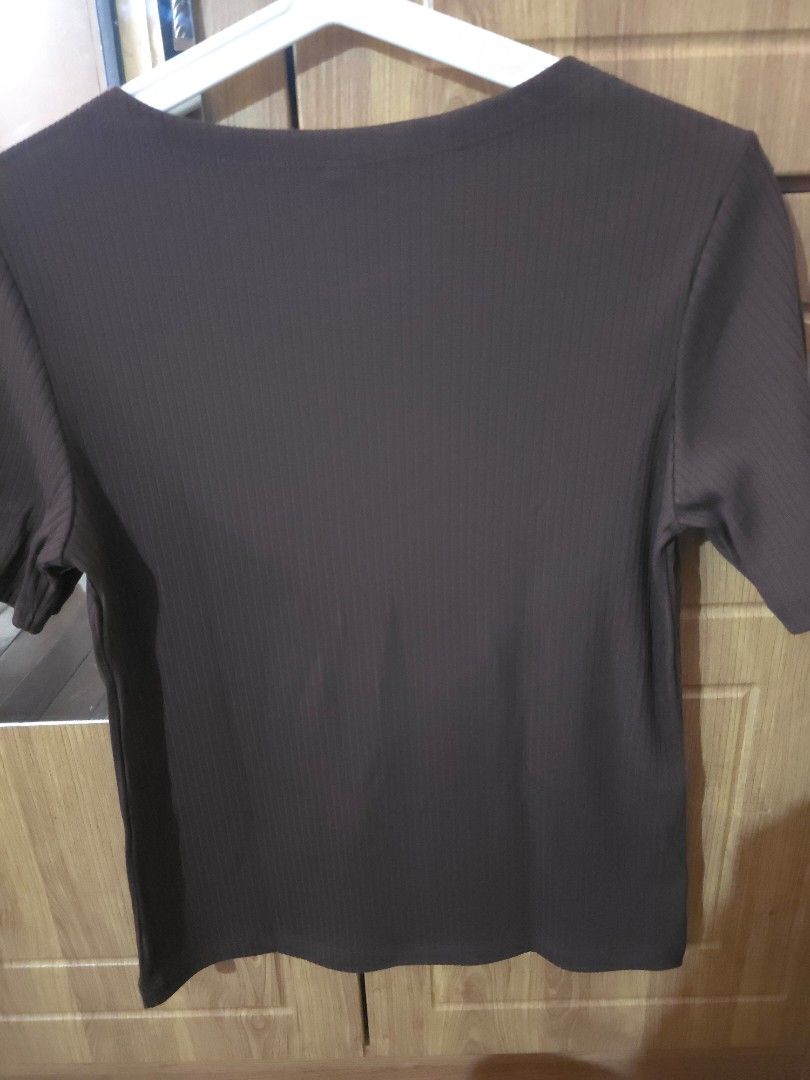 Uniqlo Ribbed short sleeve - Brown (Category: Shirts) located in Boac. Submitted by maeleynes (Listing ID 1442166037, Image 3). Description: - Uniqlo basic brown ribbed t-shirt - Short sleeves - Crew neck - Comfortable and versatile - Perfect for layering or wearing solo - Easily pairs with any bottoms.