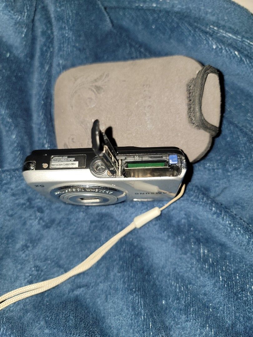 Untested Samsung ES80 Digital Camera with Pouch (Category: Cameras) located in Santa Ana. Submitted by van_montoya (Listing ID 1442159071, Image 3). Description: Untested Samsung ES80 Digicam - *no battery to test - Silver - Unit only - Includes soft Samsung pouch - Delivery MOP: Cash/Gcash MOD: lalamove/jnt (shouldered by buyer) PM me for more info.