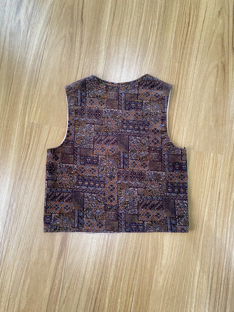 Vintage Patchwork Print Velvet Vest (Category: Vests) located in Bulacan. Submitted by spicycheetaur (Listing ID 1442165606, Image 2). Description: XS-S GCash/Maribank J&T.