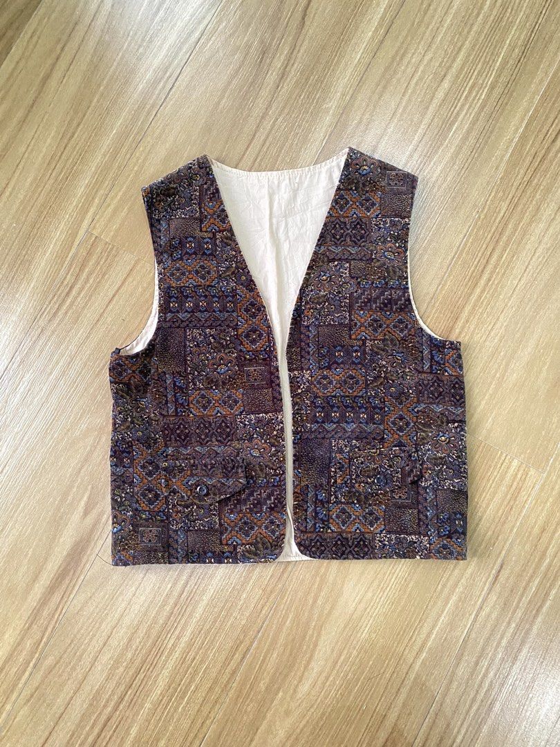Vintage Patchwork Print Velvet Vest (Category: Vests) located in Bulacan. Submitted by spicycheetaur (Listing ID 1442165606, Image 1). Description: XS-S GCash/Maribank J&T.
