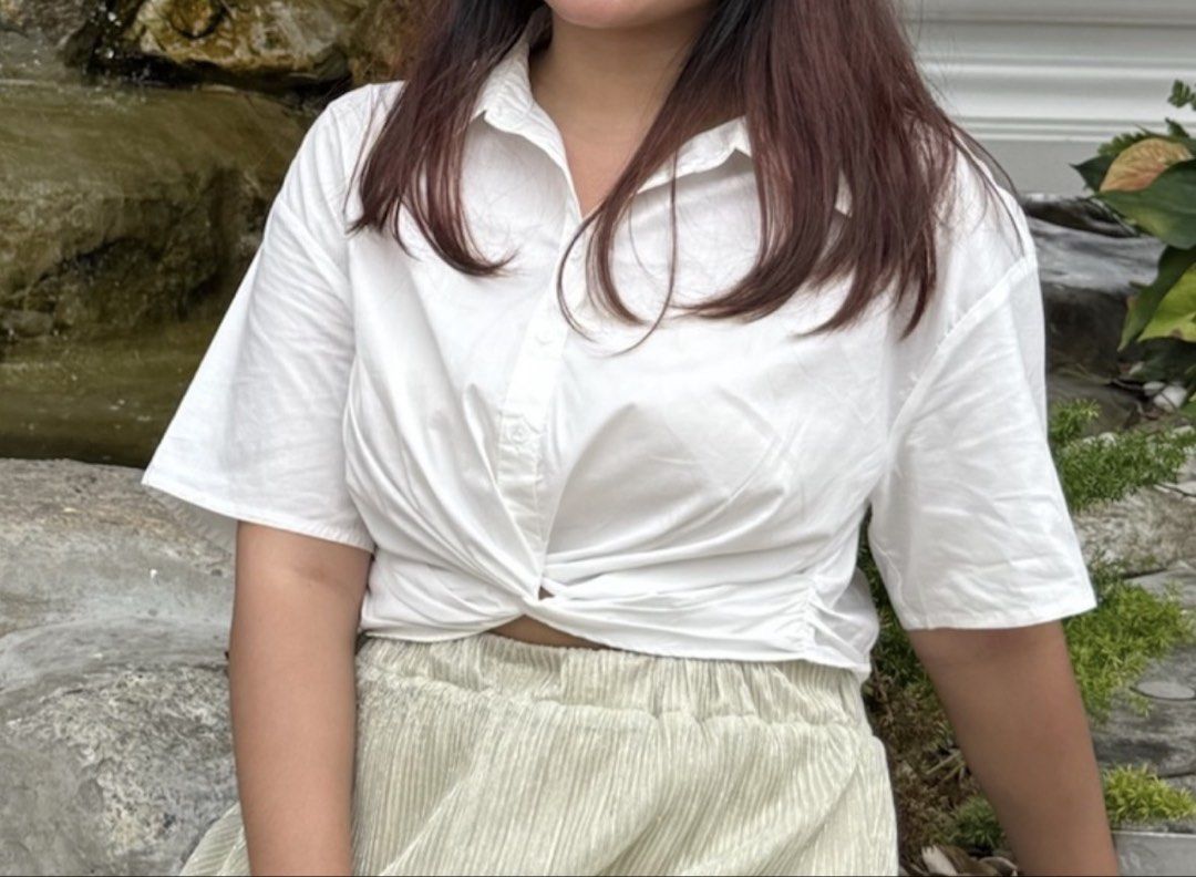 Urban Revivo White Collared Cropped Button Top (Category: Blouses) located in Manila. Submitted by declutterrrawr (Listing ID 1442308106, Image 2). Description: No issues RFS: Decluttering.