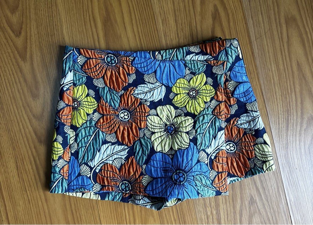 Zara Floral Textured Skirt (Category: Skirts) located in Quezon City. Submitted by murafindsph (Listing ID 1442163077, Image 1). Description: - Funky floral print skirt - Textured fabric with a bold pattern - Features flowers in blue, orange, yellow, and green - Perfect for creating a statement outfit - Ideal for summer wear 📌 Please read before purchasing: • Meet-ups are strictly at Capitol Greenstreet Commercial Center only. • Shipping fee is 