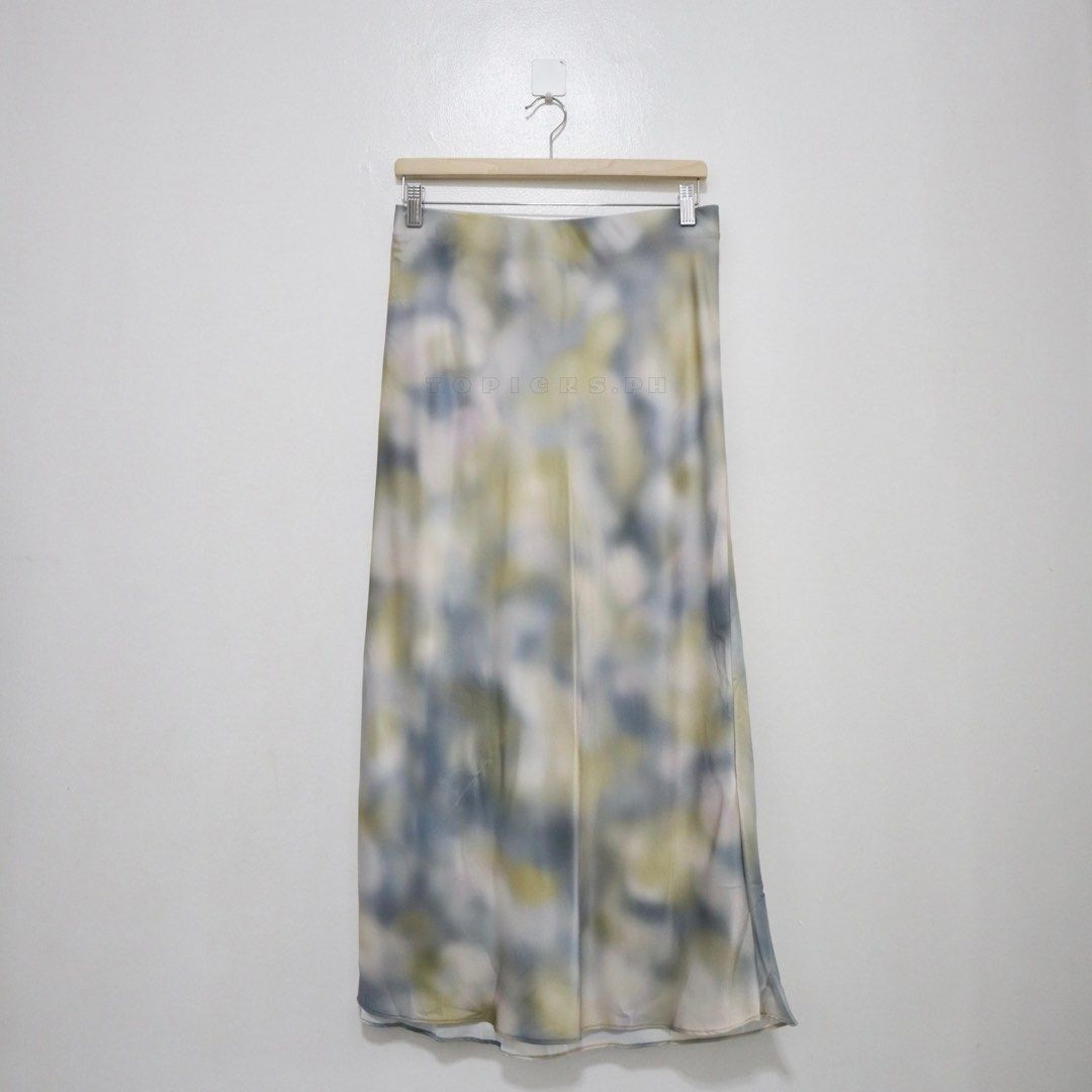 ZARA satin skirt (Category: Skirts) located in Malolos. Submitted by topicksph (Listing ID 1442303461, Image 2). Description: ZARA satin skirt size M | Php 995 from JPY5,990 BNWT w: 30”-34” l: 35” ❗️with minimal runs, not noticeable ww. Pls refer to the last 2 photos.