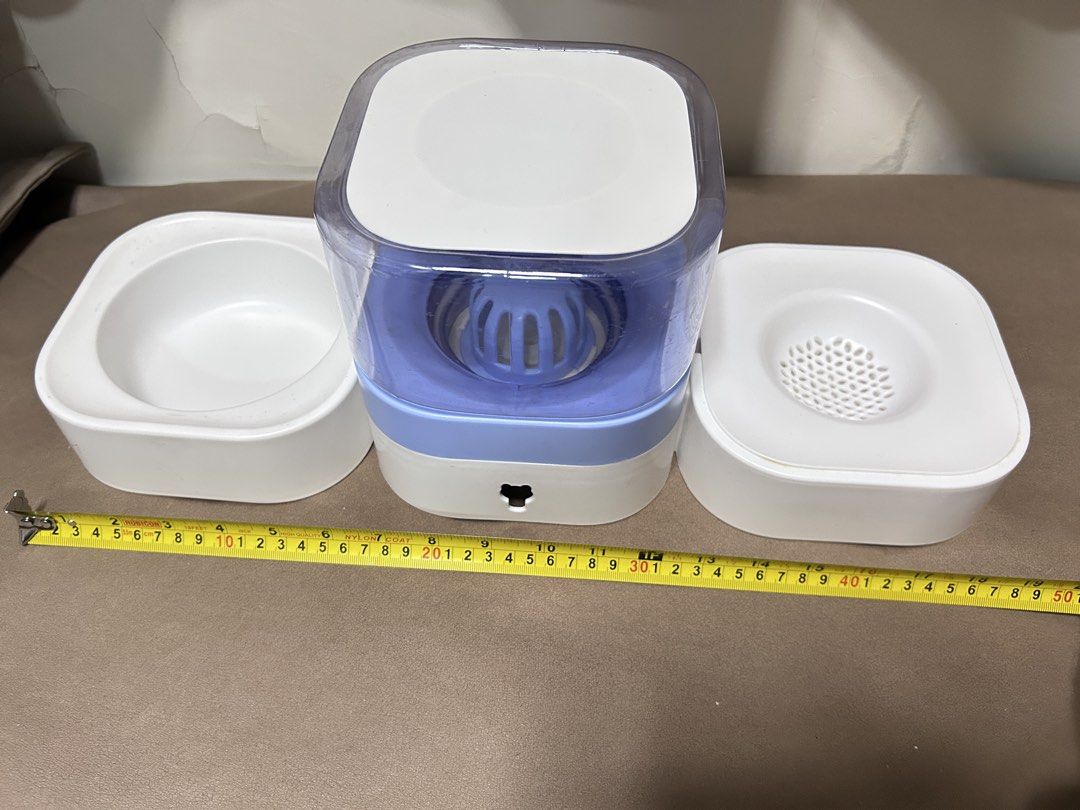 自動水機 Automatic Pet Feeder Water Dispenser Food Bowl Set （分類：寵物家品及其他）位於 Hong Kong。 由 kkkk1234 提交（商品編號 1442461570，圖片 1）。簡介： White and blue automatic pet feeder. Has a water dispenser and food bowl. The main unit holds the food. Comes with two separate white bowls. One bowl is for food, the other for water. The water bowl has a filter. Great for keeping your pet fed and hydrated.。