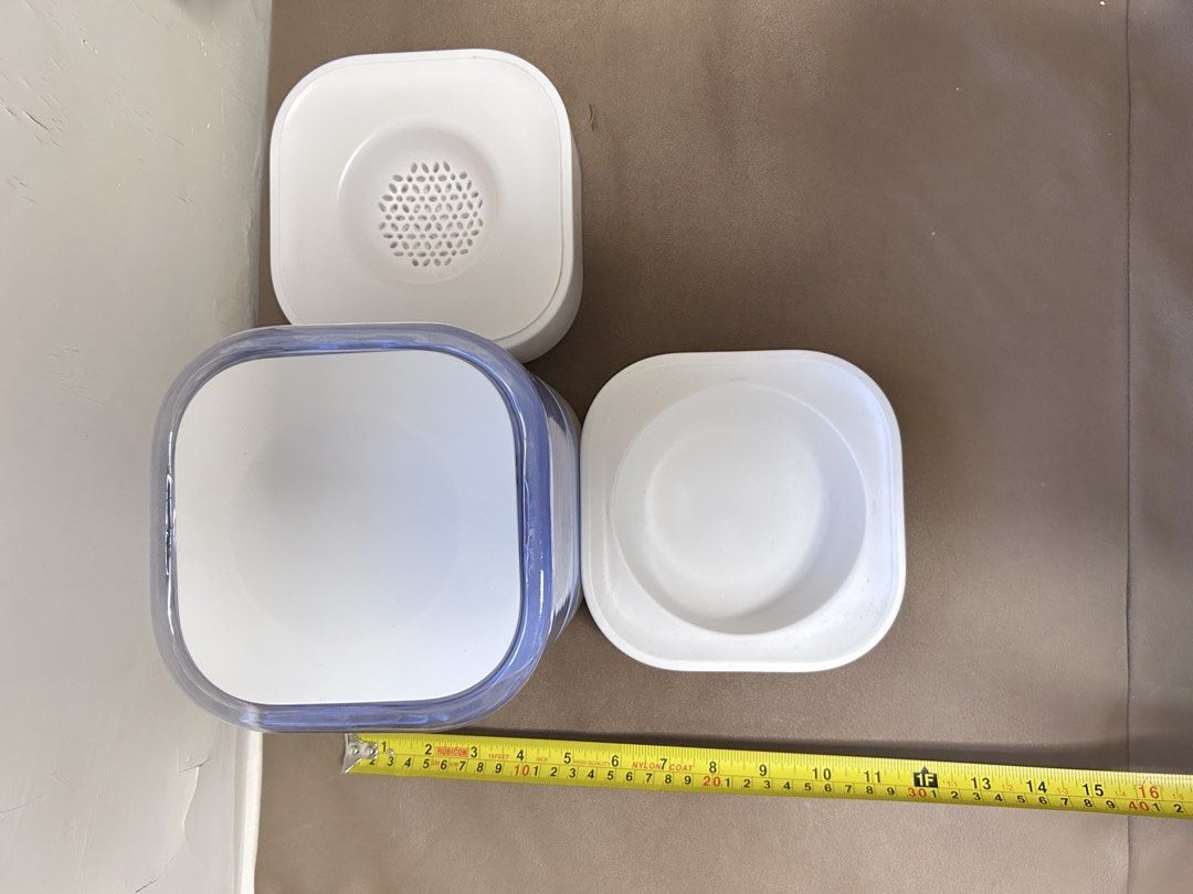自動水機 Automatic Pet Feeder Water Dispenser Food Bowl Set （分類：寵物家品及其他）位於 Hong Kong。 由 kkkk1234 提交（商品編號 1442461570，圖片 2）。簡介： White and blue automatic pet feeder. Has a water dispenser and food bowl. The main unit holds the food. Comes with two separate white bowls. One bowl is for food, the other for water. The water bowl has a filter. Great for keeping your pet fed and hydrated.。