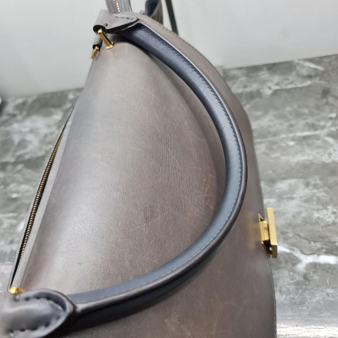 ❤️ Celine Trapeze (Category: Luxury Bags & Wallets) located in Quezon City. Submitted by magandaresidences.net (Listing ID 1442377112, Image 3). Description: 🔥Entrupy Verified🔥 Rank B Condition. Obvious rubs on leather parts. Expect hairlines and tarnishings on metal hardwares as signs of use. Still has a lot of life in it..