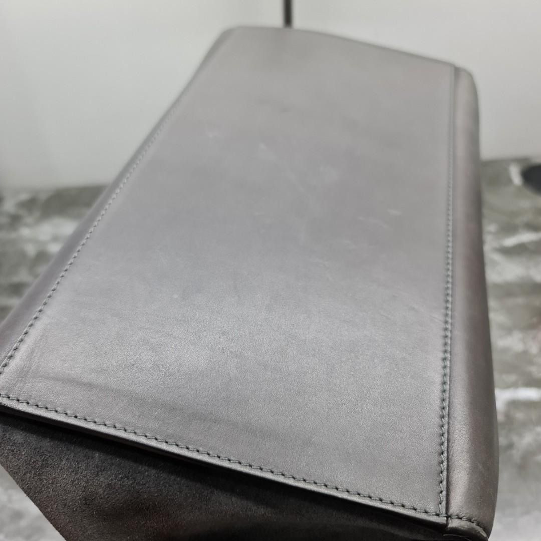 ❤️ Celine Trapeze (Category: Luxury Bags & Wallets) located in Quezon City. Submitted by magandaresidences.net (Listing ID 1442377112, Image 2). Description: 🔥Entrupy Verified🔥 Rank B Condition. Obvious rubs on leather parts. Expect hairlines and tarnishings on metal hardwares as signs of use. Still has a lot of life in it..