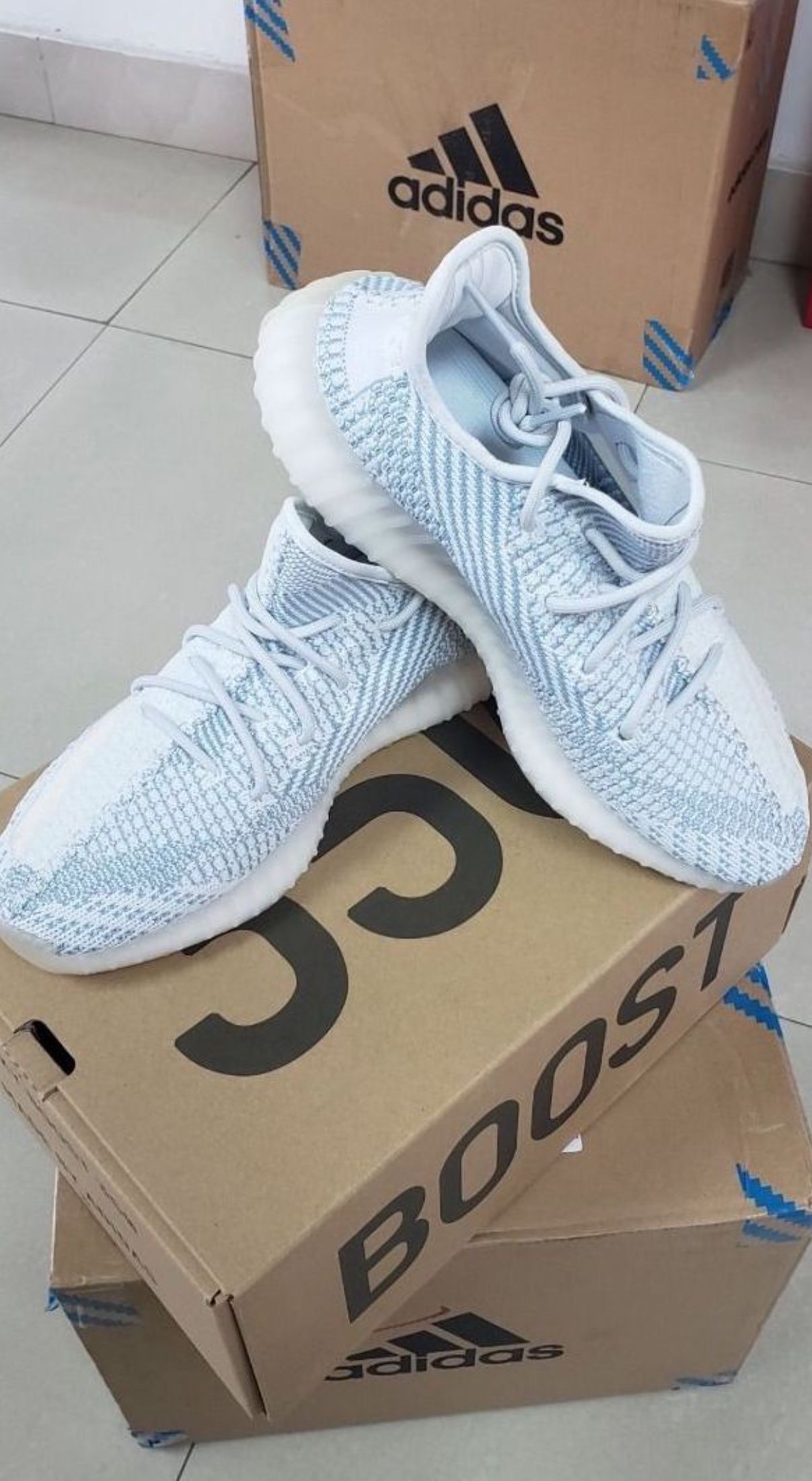 Adidas originals Yeezy Boost 350 V2 cloud white Shoes (Category: Sneakers) located in Singapore. Submitted by rsafecat (Listing ID 1442347891, Image 3). Description: 💯 Adidas Adidas originals Yeezy Boost 350 V2 cloud white Shoes Condition: Brand New Ship: Free J&T/Ninja Van Pay: Cash on Delivery Confirm: 3-day photos Every pair confirmed with photos 📸.