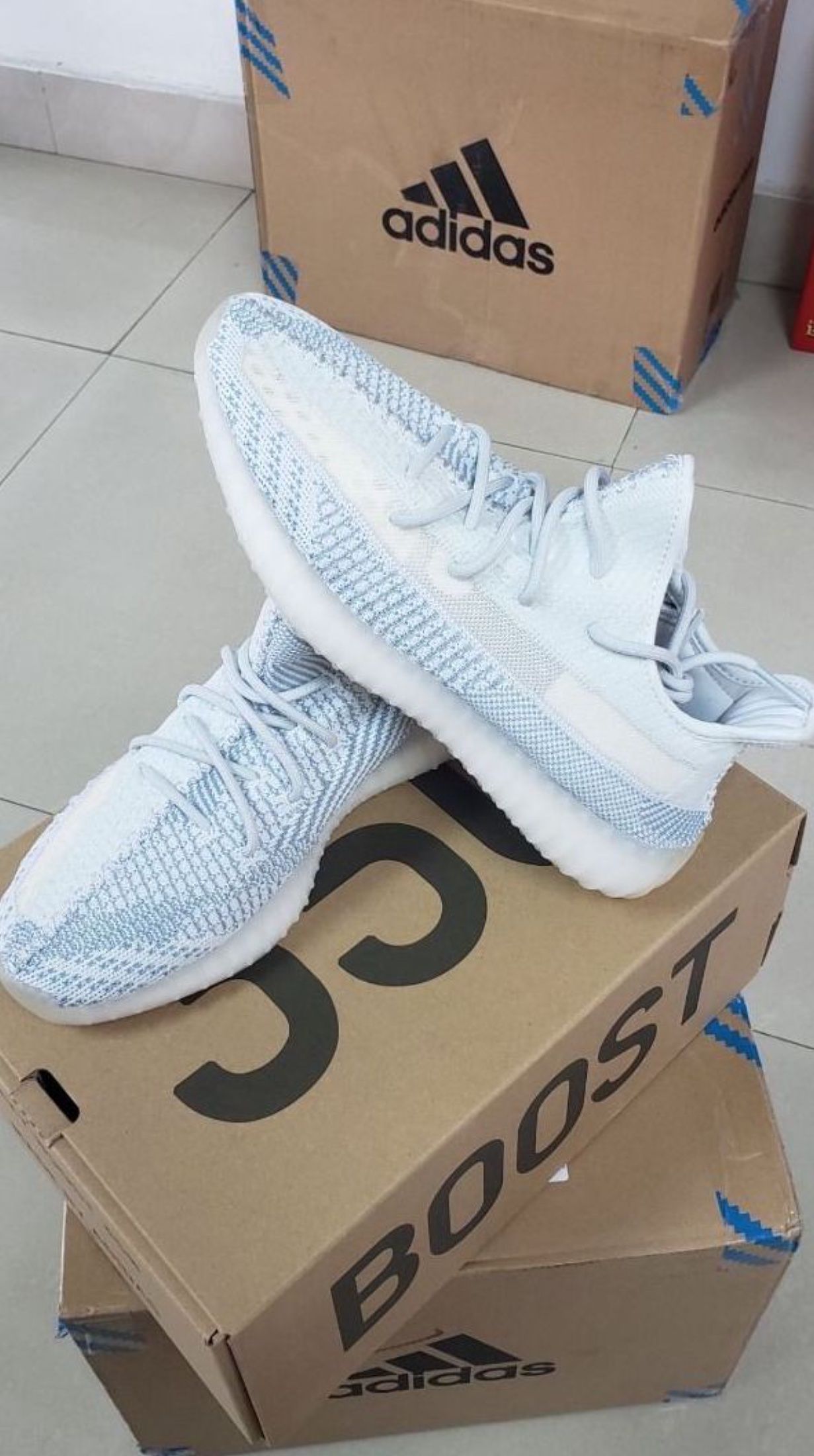 Adidas originals Yeezy Boost 350 V2 cloud white Shoes (Category: Sneakers) located in Singapore. Submitted by rsafecat (Listing ID 1442347891, Image 2). Description: 💯 Adidas Adidas originals Yeezy Boost 350 V2 cloud white Shoes Condition: Brand New Ship: Free J&T/Ninja Van Pay: Cash on Delivery Confirm: 3-day photos Every pair confirmed with photos 📸.