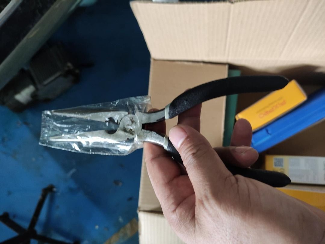 Aircon Technician Starter Kit – Unused Tools Bundle (Category: Construction Tools & Equipment) located in Caloocan City. Submitted by cleverocean_c854eb (Listing ID 1442425148, Image 3). Description: Never been used, sayang lang naka tambak. take all for 9k List inclusion: Allen wrench - 1 set manifold guage c/w hose - 1 set flaring tools - 1 set tube cutter - 1 pc medium size plier - 1 pcs clamp meter - 1 pcs tester - 1 pcs double ended wrench (
