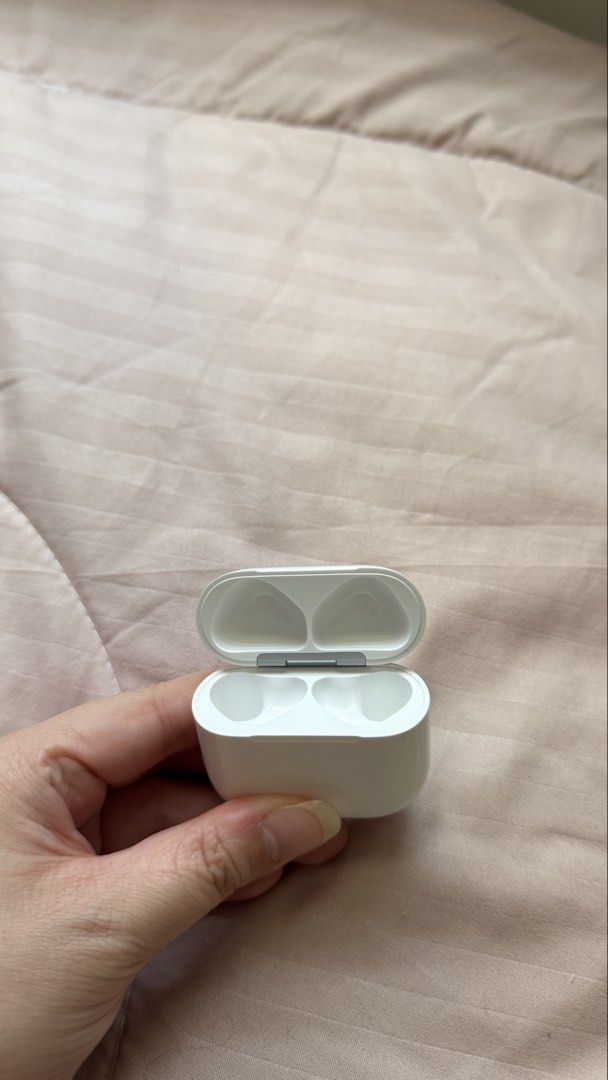 Airpods 4 ANC Charging Case (Category: Earphones) located in Manila. Submitted by elliepixiee (Listing ID 1442539149, Image 2). Description: 100% LEGIT! Money back guaranteed if proven fake. Bought in USA, used but not abused..