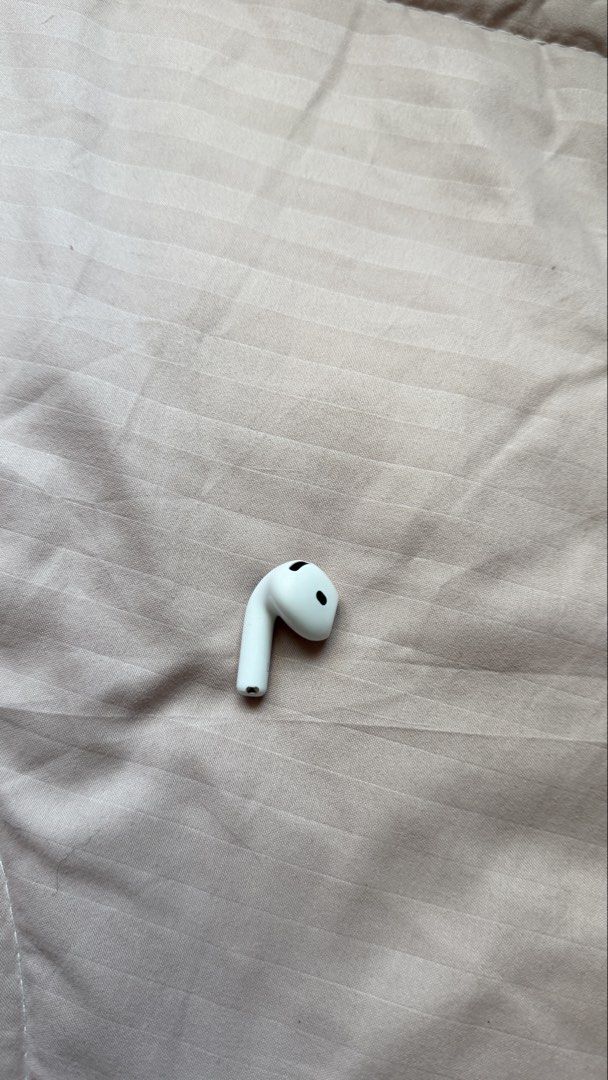 Airpods 4 ANC Left Pod Only (Category: Earphones) located in Manila. Submitted by elliepixiee (Listing ID 1442539196, Image 2). Description: 100% LEGIT! Money back guaranteed if proven fake. Bought in USA.