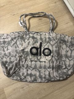 BNWT Alo Yoga love is love multi gray tie dye shopper tote, Women's  Fashion, Bags & Wallets, Tote Bags on Carousell