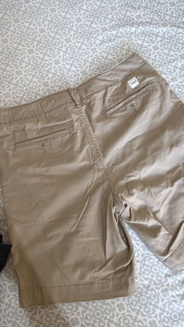 American Eagle Shorts Mens - Size 30 (Category: Shorts) located in Manila. Submitted by d0304 (Listing ID 1442478495, Image 2). Description: - Brand: American Eagle - Color: Khaki - Style: Chino Shorts - Size: US men 30 - Pockets: Two back pockets with button closure - Fit: Comfortable, classic - Occasion: Casual, everyday wear.