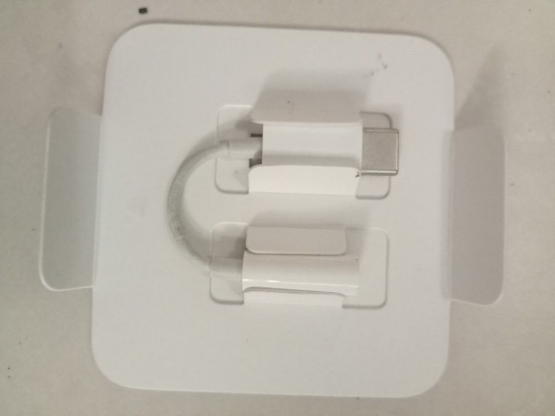 Apple USB-C to Headphone Jack Adapter475744737386178561