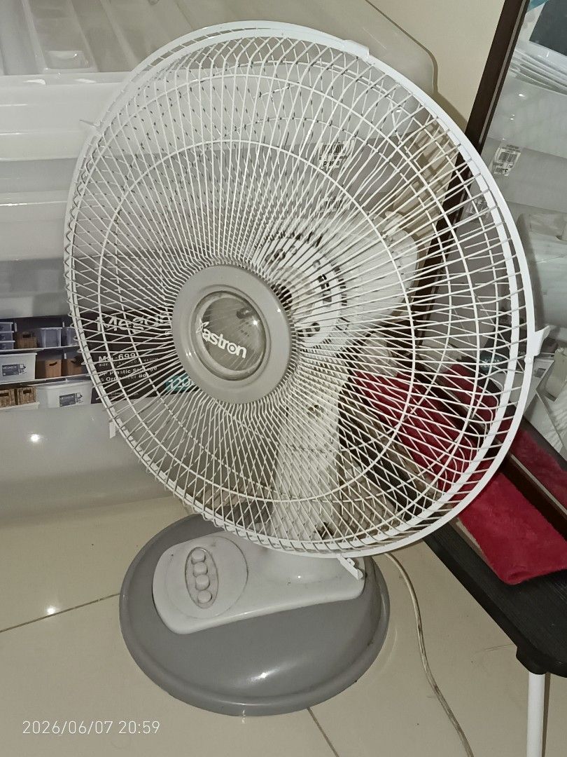 ASTRON WINDY ELECTRIC FAN (SIRA) (Category: Electrical, Adaptors & Sockets) located in Manila. Submitted by mariwew (Listing ID 1442483098, Image 1). Description: SIRANG ASTRON EFAN. NEED IPAAYOS AND WALANG ELESI SAMPALOC MANILA AREA.