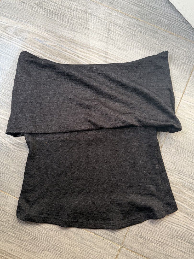 Authentic Zara Black Off Shoulder Textured Top (Category: Blouses) located in Iligan City. Submitted by jytomps (Listing ID 1442411855, Image 1). Description: - Zara black off-shoulder top - Textured fabric for a unique look - Stretchy material for ultimate comfort - Estimated size S - Perfect for casual or dressed-up outfits -old zara.