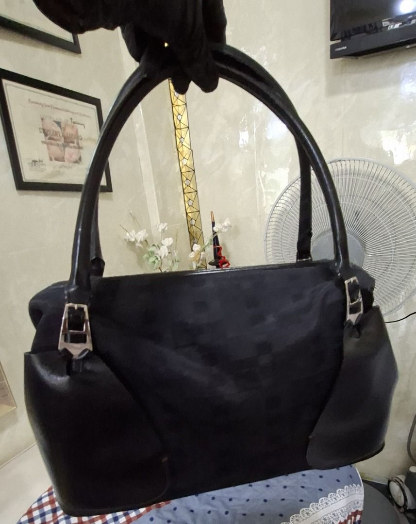 Bally Handbag (Category: Luxury Bags & Wallets) located in Rizal. Submitted by dims05 (Listing ID 1442364115, Image 1). Description: Classic Bally handbag in black with silver-tone hardware. A timeless piece that's perfect for work, meetings, or everyday use. Spacious interior and structured design that never goes out of style. Preloved and well-kept, with normal signs of use. Please refer to the photos for the actual condition. - Classic black s