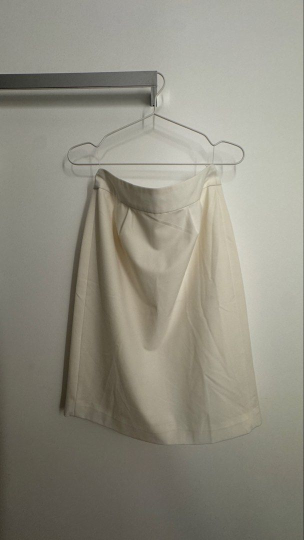 Banana Republic White Skirt (Category: Skirts) located in Makati City. Submitted by goldcn (Listing ID 1442489235, Image 1). Description: .