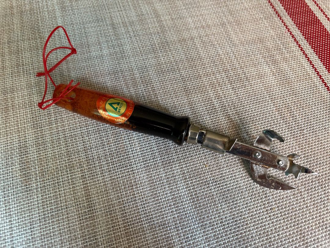 Bottle and tin can opener475585533697085440