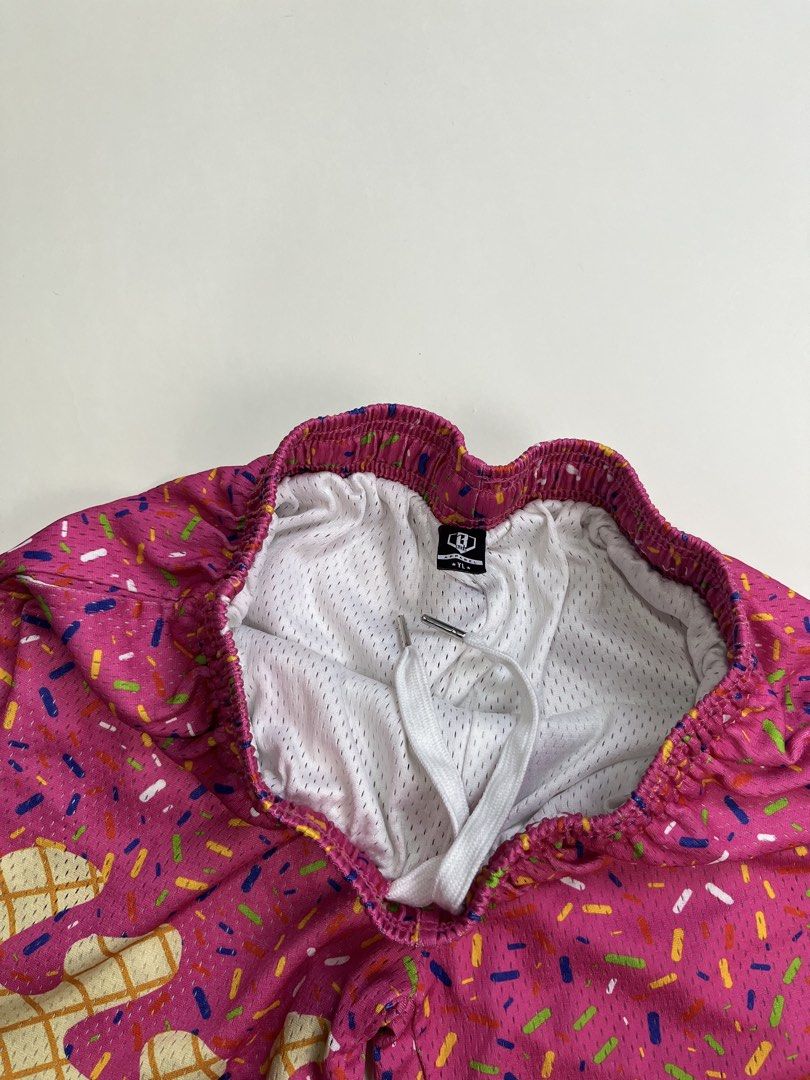 BL101 Ice Cream Shorts (Category: Shorts) located in Makati City. Submitted by ufcknwthbst (Listing ID 1442396097, Image 3). Description: L youth fit to 28 14 inch length 9.5/10 condition No issue.