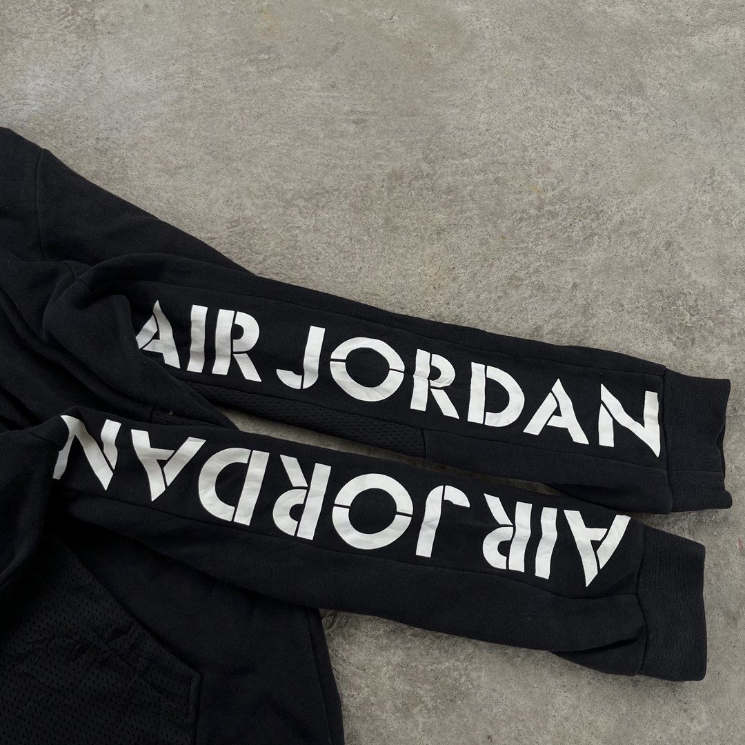 Black Air Jordan Hoodie (Category: Coats, Jackets and Outerwear) located in Palo. Submitted by emman_dags (Listing ID 1442443368, Image 3). Description: - Black Air Jordan hoodie - Best fit XL - Iconic Jumpman logo on chest - 'Air Jordan' text printed down the sleeves - Convenient front pocket - Adjustable drawstring hood - Comfortable cotton blend fabric - Dimes: 24x29 .