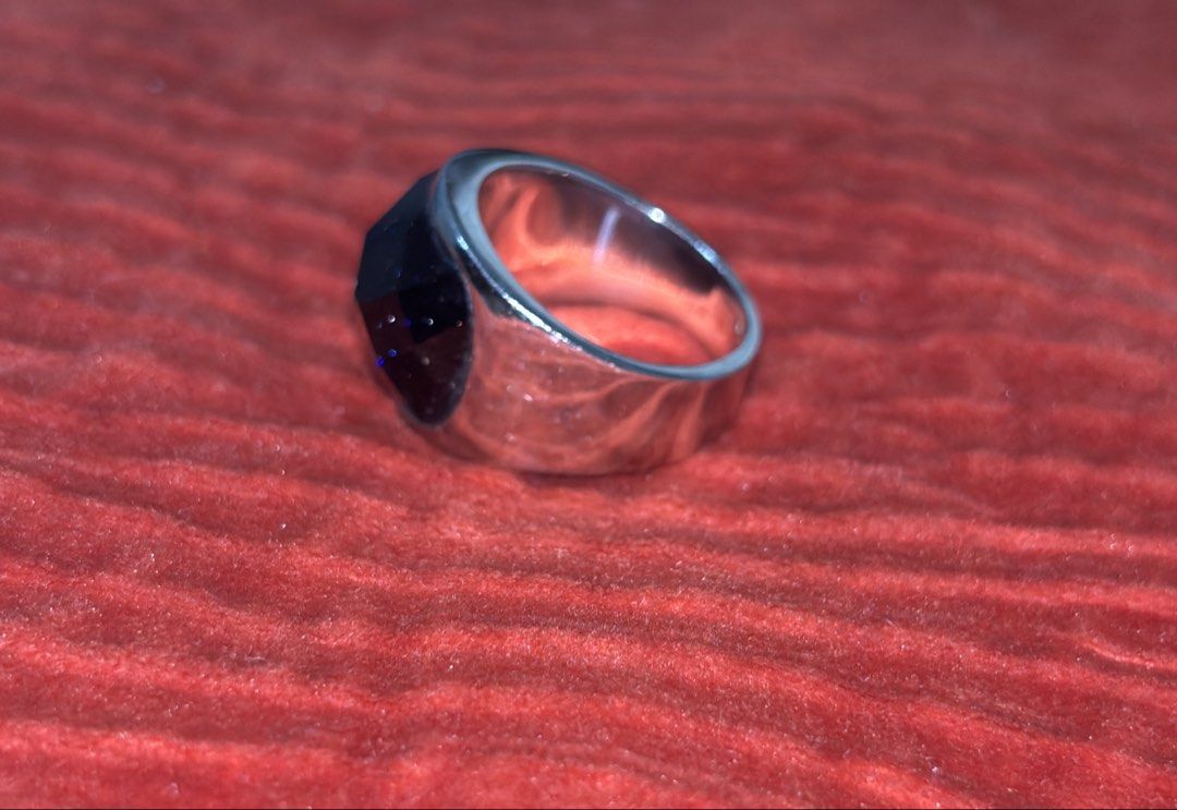 Black Sandstone Stainless Ring Unisex (Category: Rings) located in Quezon City. Submitted by veefinds (Listing ID 1442455743, Image 3). Description: ✨ FOR SALE ✨ Sandstone Unisex Ring – Size 9 • Stainless steel band • With free box • Minor chip on the stone (not noticeable when worn) see last pic Stylish, durable, and perfect for everyday wear. PM for details. 💍.