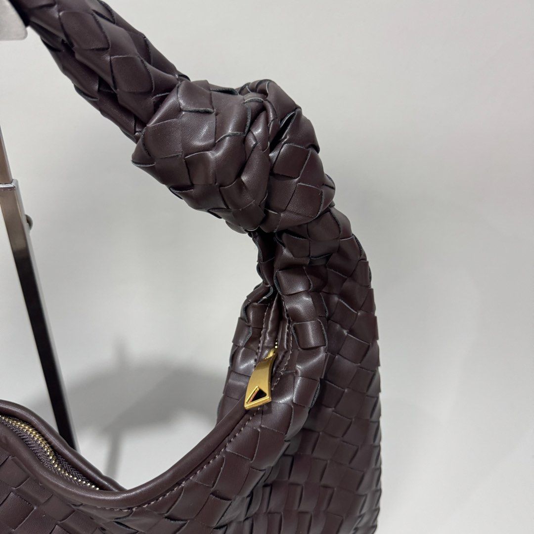 Bottega veneta jodie bag (Category: Luxury Bags & Wallets) located in Dagupan City. Submitted by thriftygoods.dagupan (Listing ID 1442464242, Image 2). Description: Good as new with dust bag No flaws .