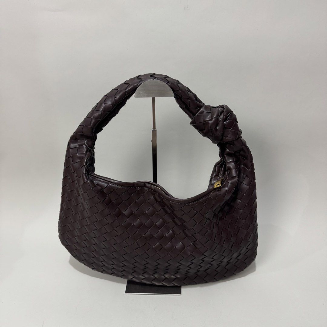Bottega veneta jodie bag (Category: Luxury Bags & Wallets) located in Dagupan City. Submitted by thriftygoods.dagupan (Listing ID 1442464242, Image 1). Description: Good as new with dust bag No flaws .